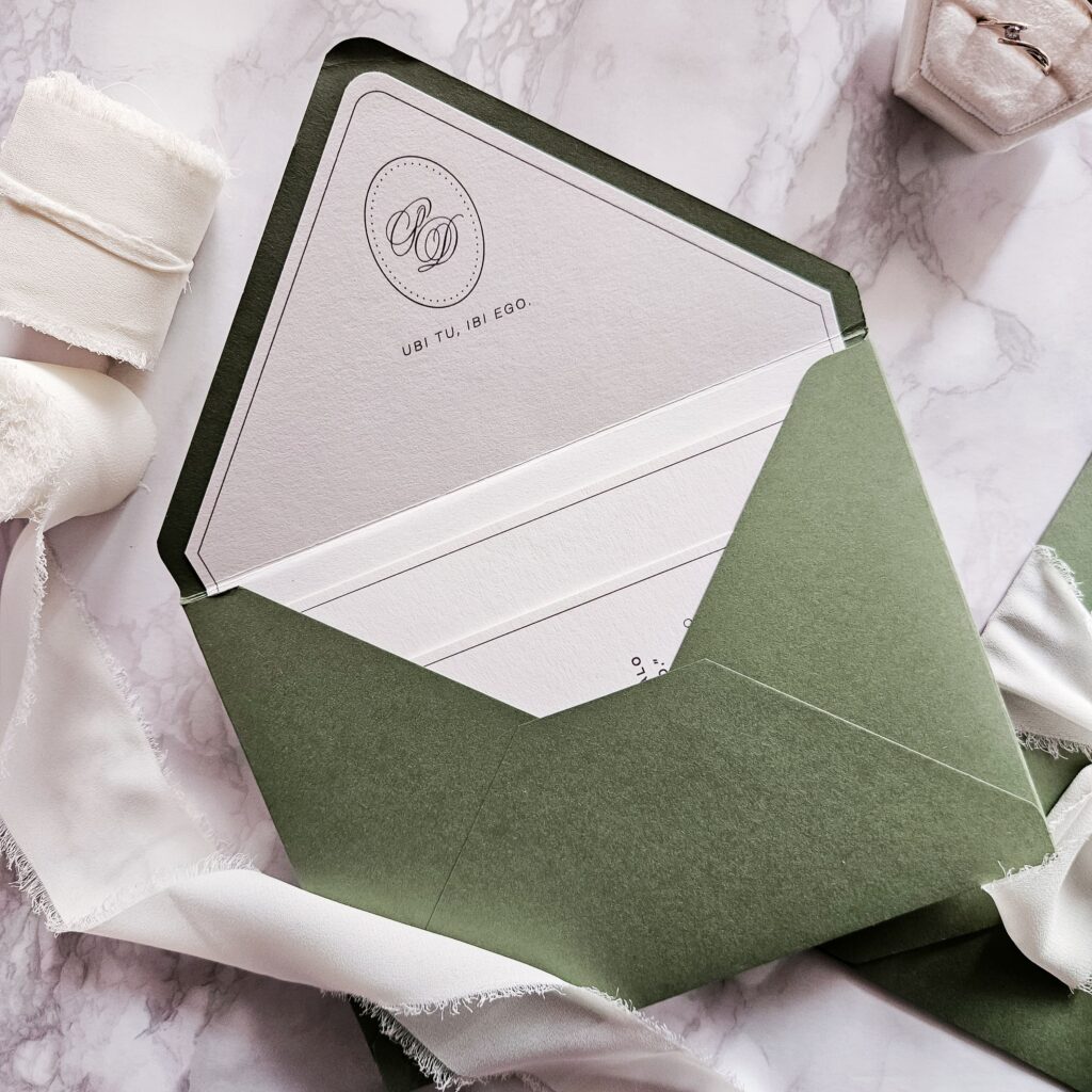 busta classica con liner e logo verde salvia