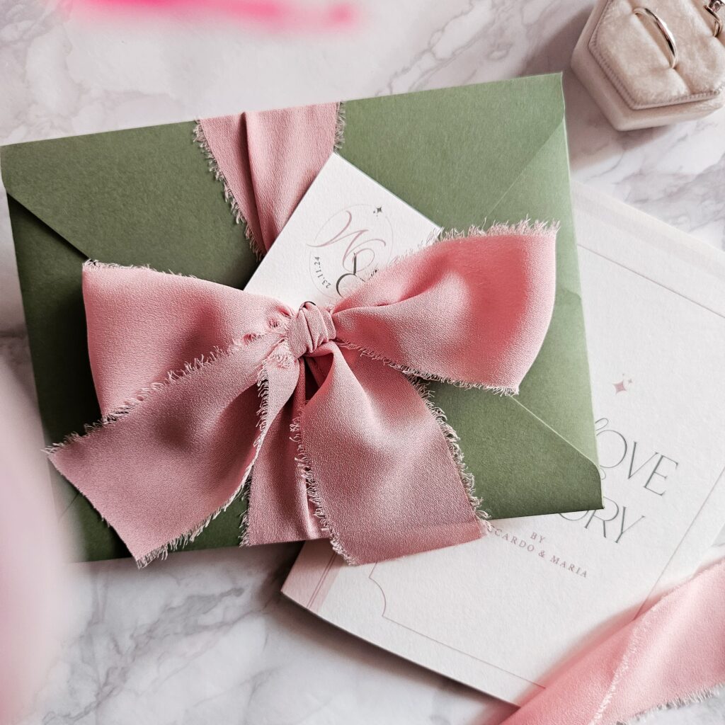 busta con nastro chiffon rosa antico e tag