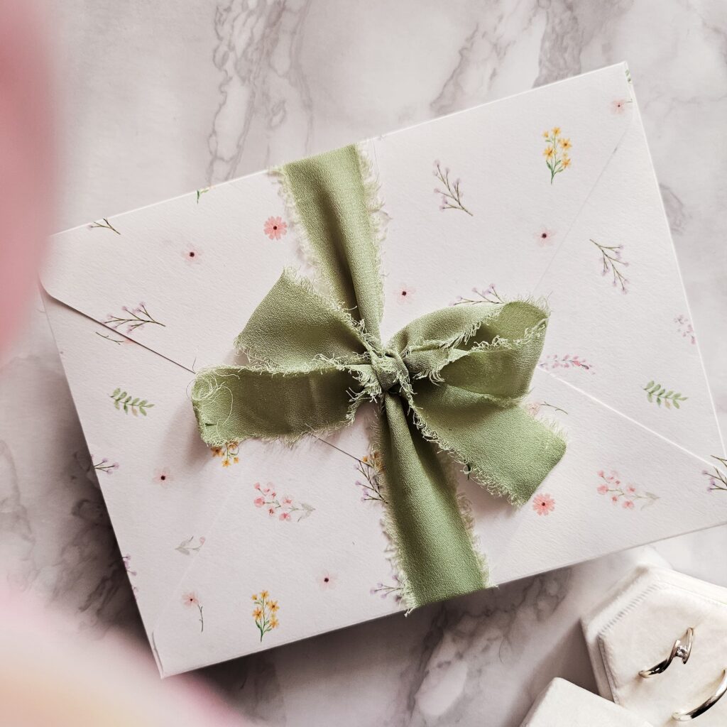 busta pattern con nastro chiffon verde salvia