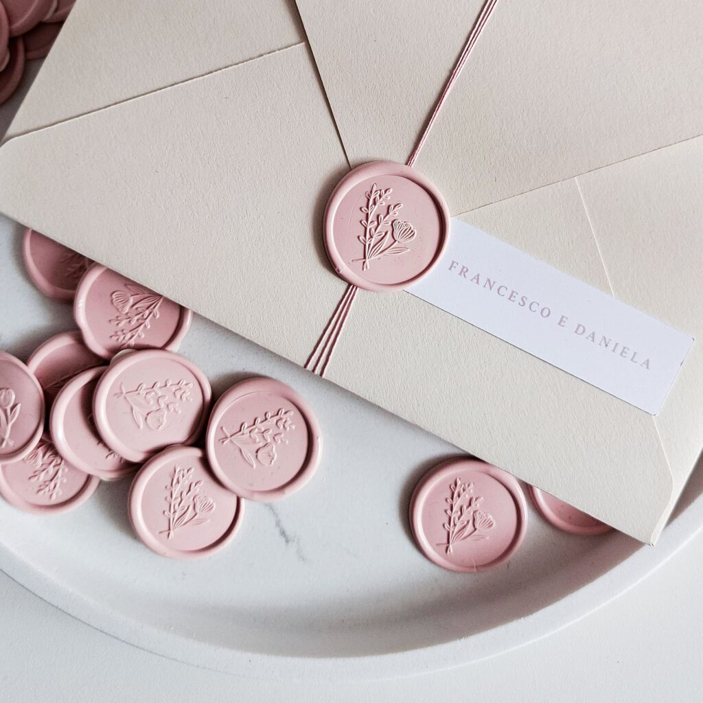 sigillo in ceralacca e tag invitato